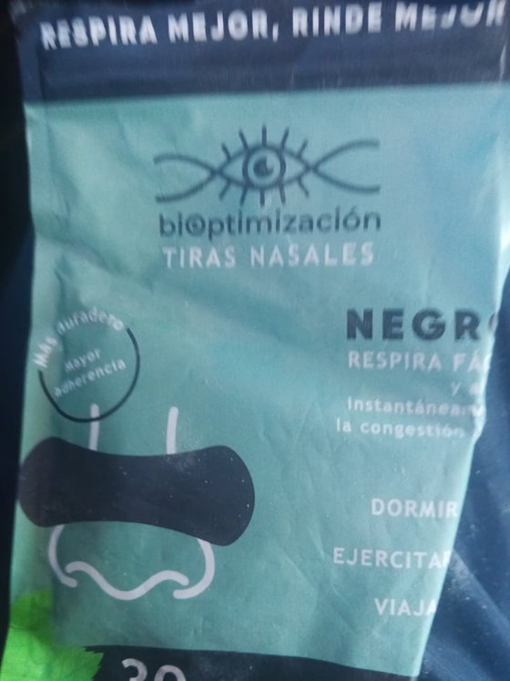 Pack de 30 tiras nasales transparentes sostenido en la mano