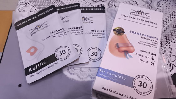 Caja del kit del dilatador nasal magnético junto a tres sobres de recambio de stickers