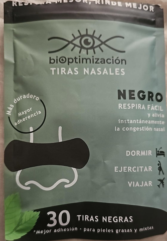 Pack de tiras nasales negras con esencia de menta llenando el encuadre