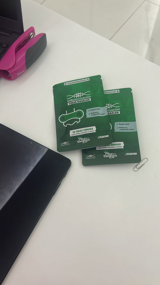 Dos packs verdes de tiras nasales Edición Tierra sobre un escritorio