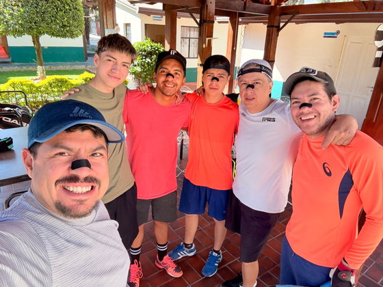 Selfie grupal de seis deportistas, todos con la tira nasal negra puesta antes de entrenar