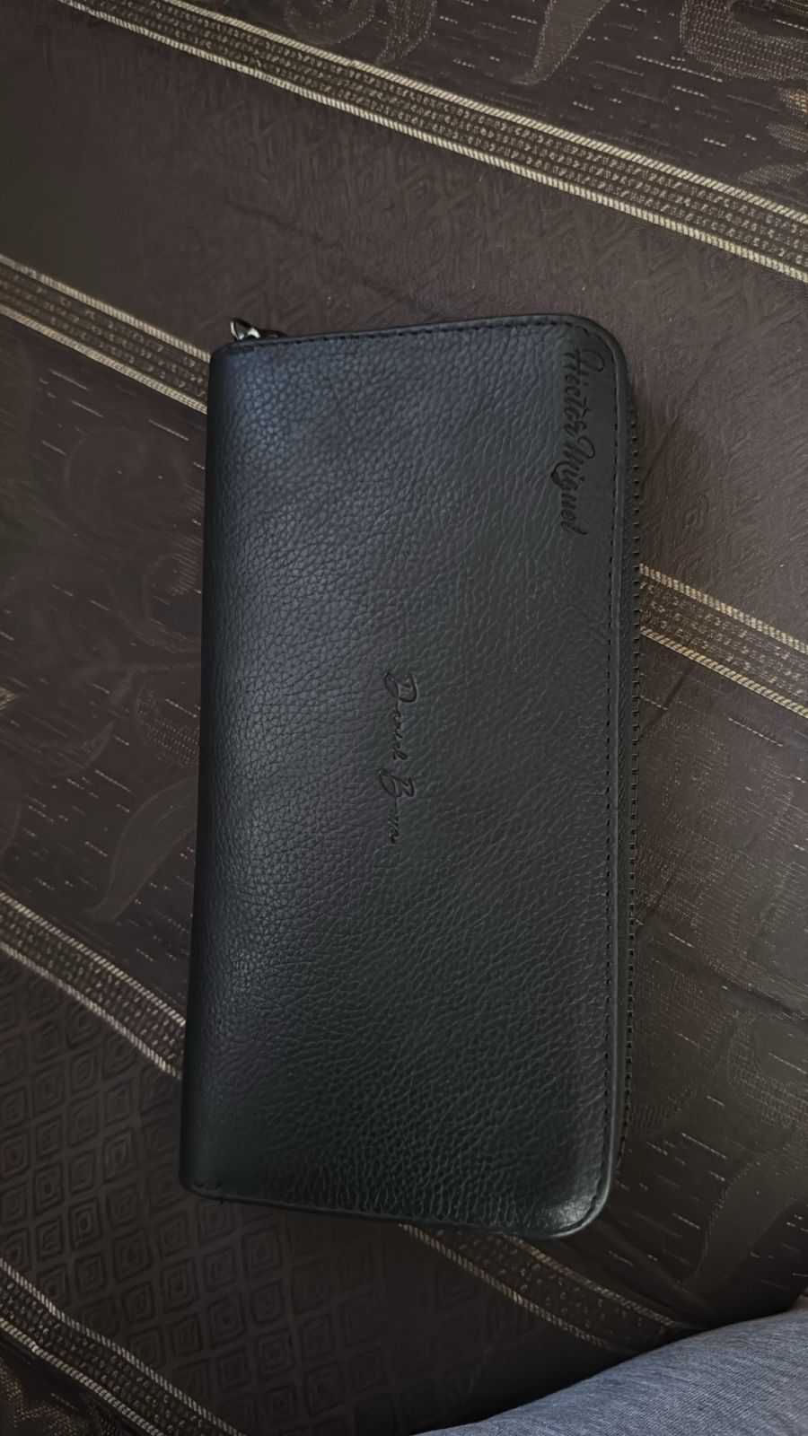 Foto de Héctor con su Cartera Sonora • Negro Flotter