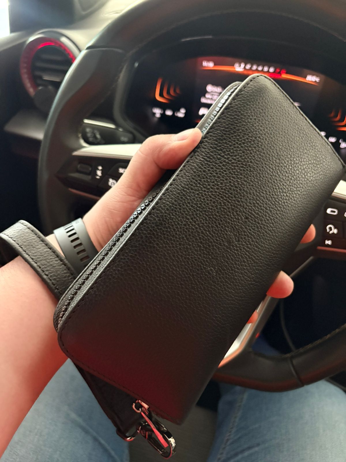 Foto de Daniel con su Cartera Sonora • Negro Flotter