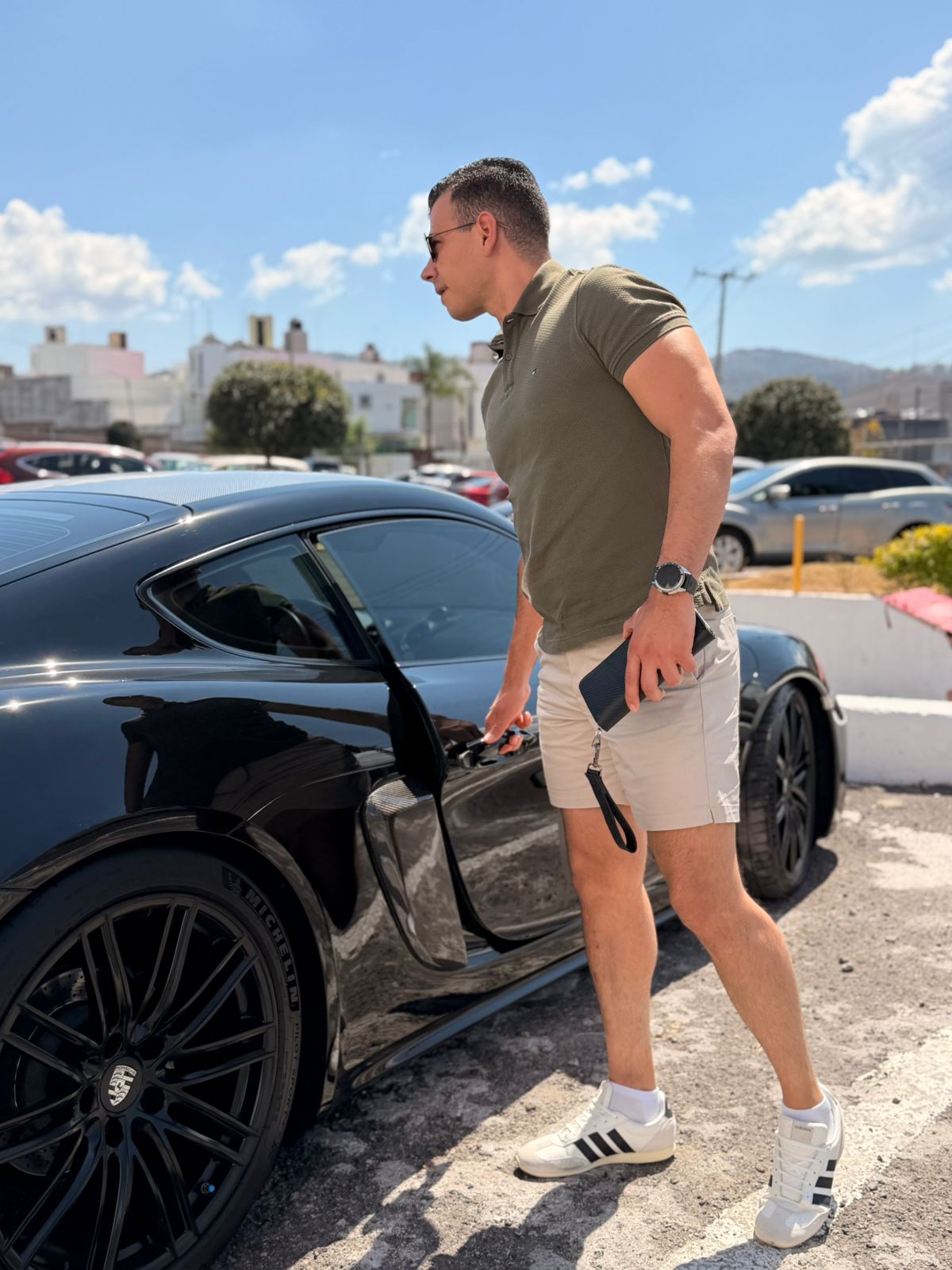 Foto de Alberto con su Cartera Sonora • Fibra Carbono