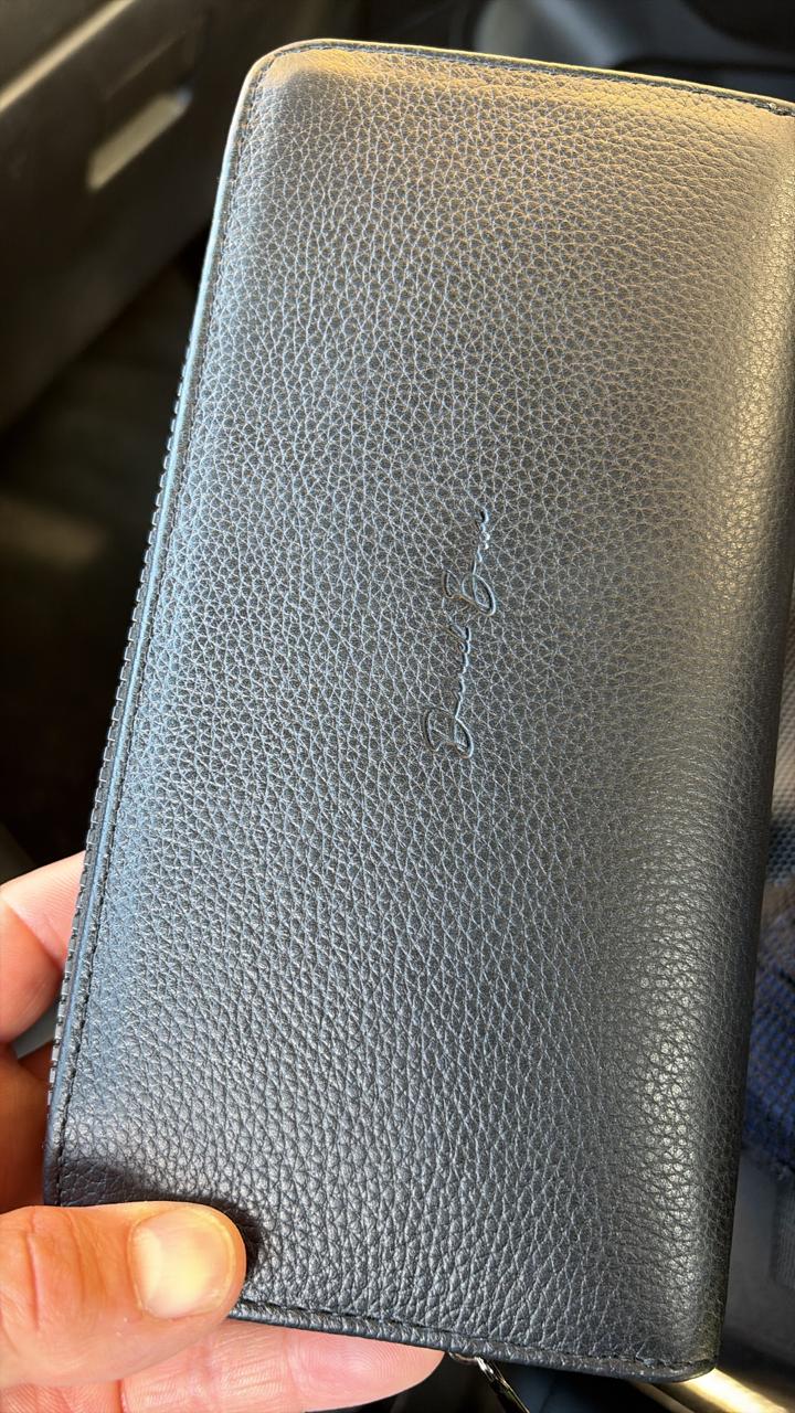 Foto de Ruben con su Cartera Sonora • Negro Flotter