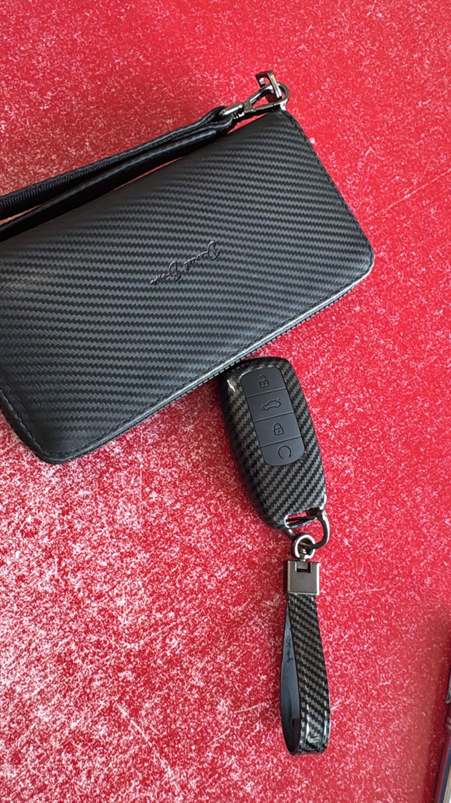 Foto de anibal con su Cartera Sonora • Fibra Carbono