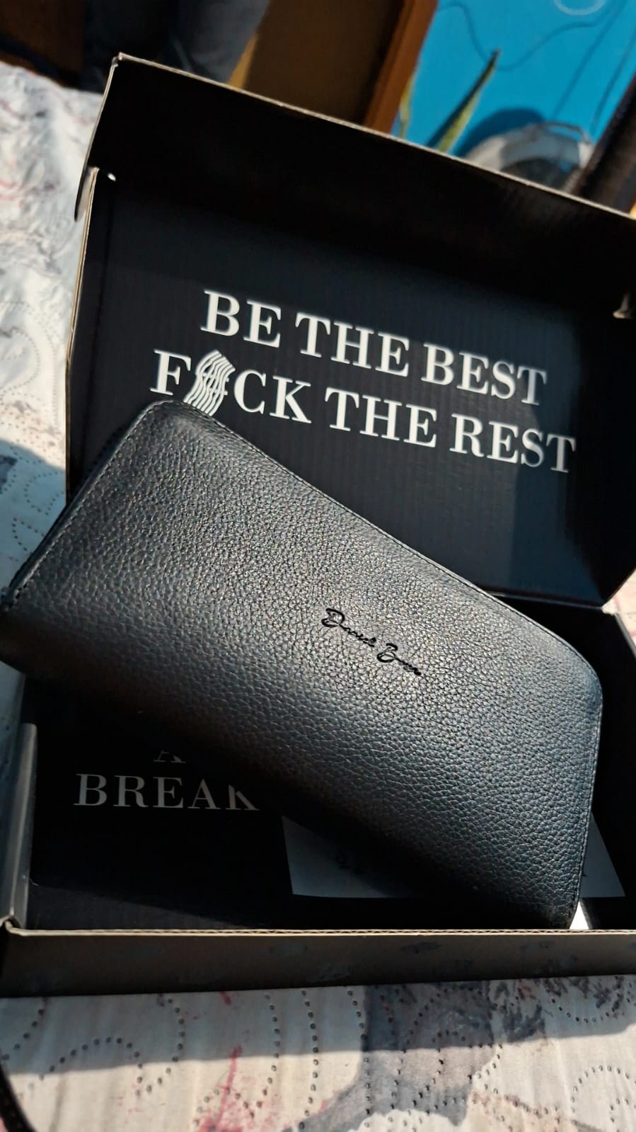 Foto de Alejandro con su Cartera Sonora • Negro Flotter