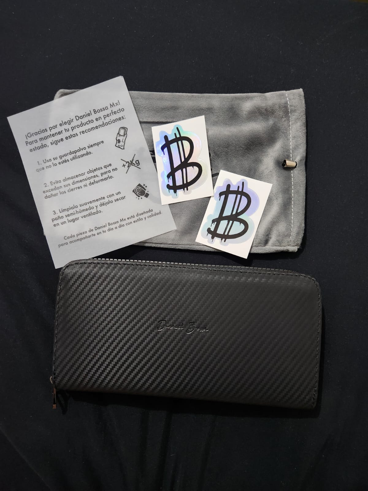 Foto de Regina con su Cartera Sonora • Fibra Carbono