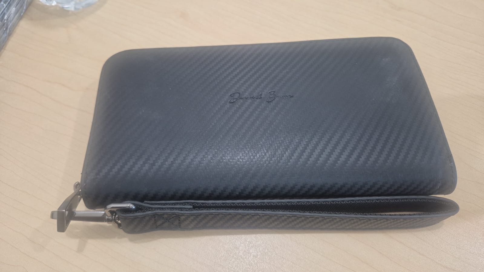 Foto de Miguel con su Cartera Sonora • Fibra Carbono
