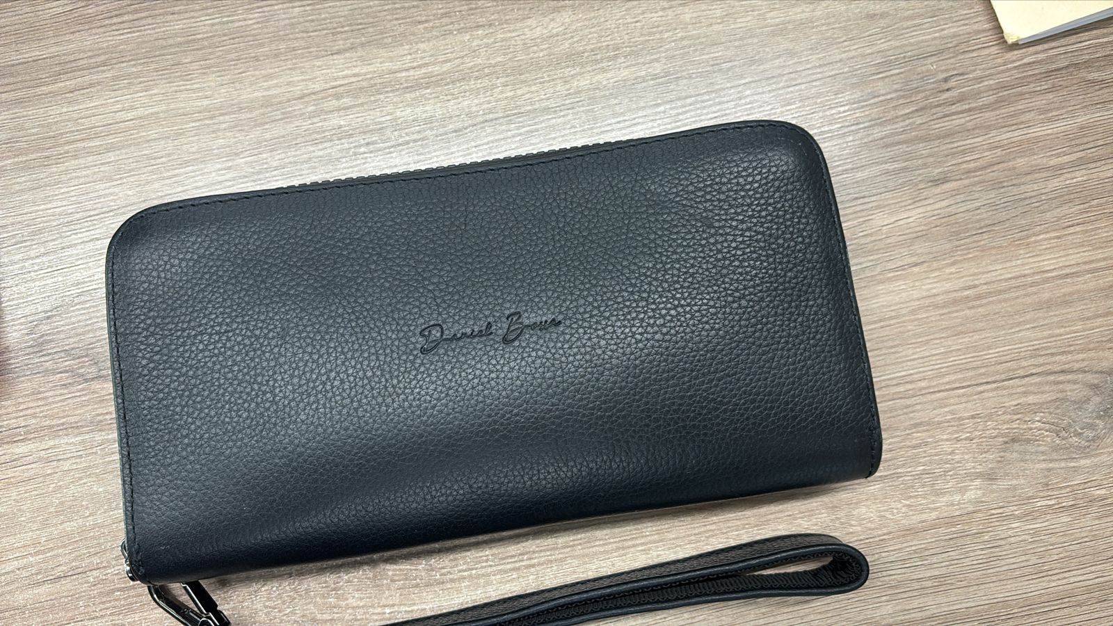 Foto de Roman con su Cartera Sonora • Negro Flotter