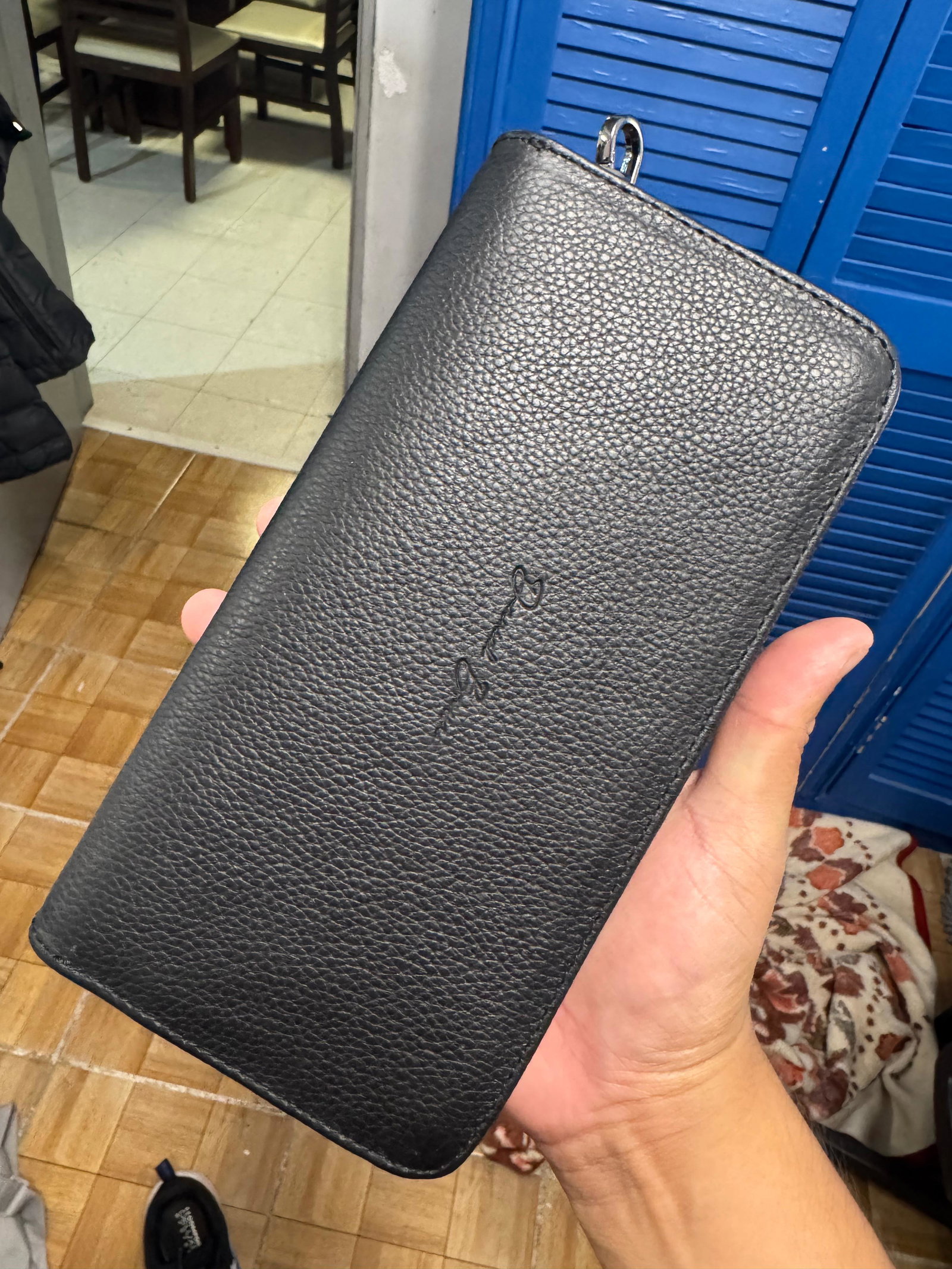 Foto de Yair con su Cartera Sonora • Negro Flotter