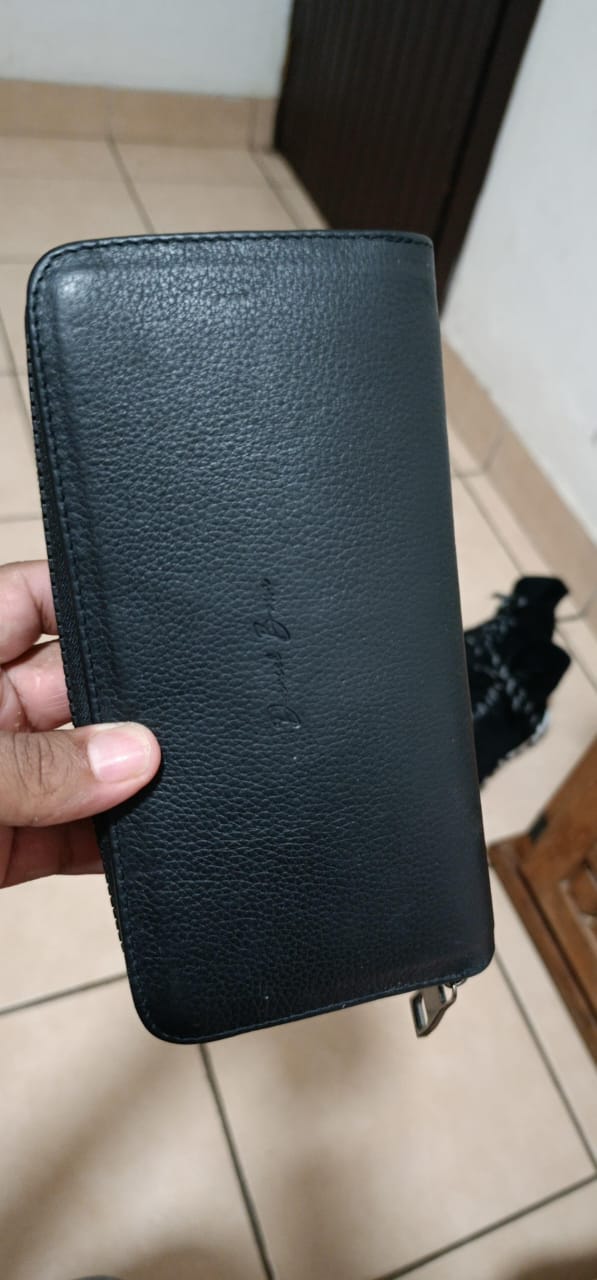 Foto de Pedro con su Cartera Sonora • Negro Flotter