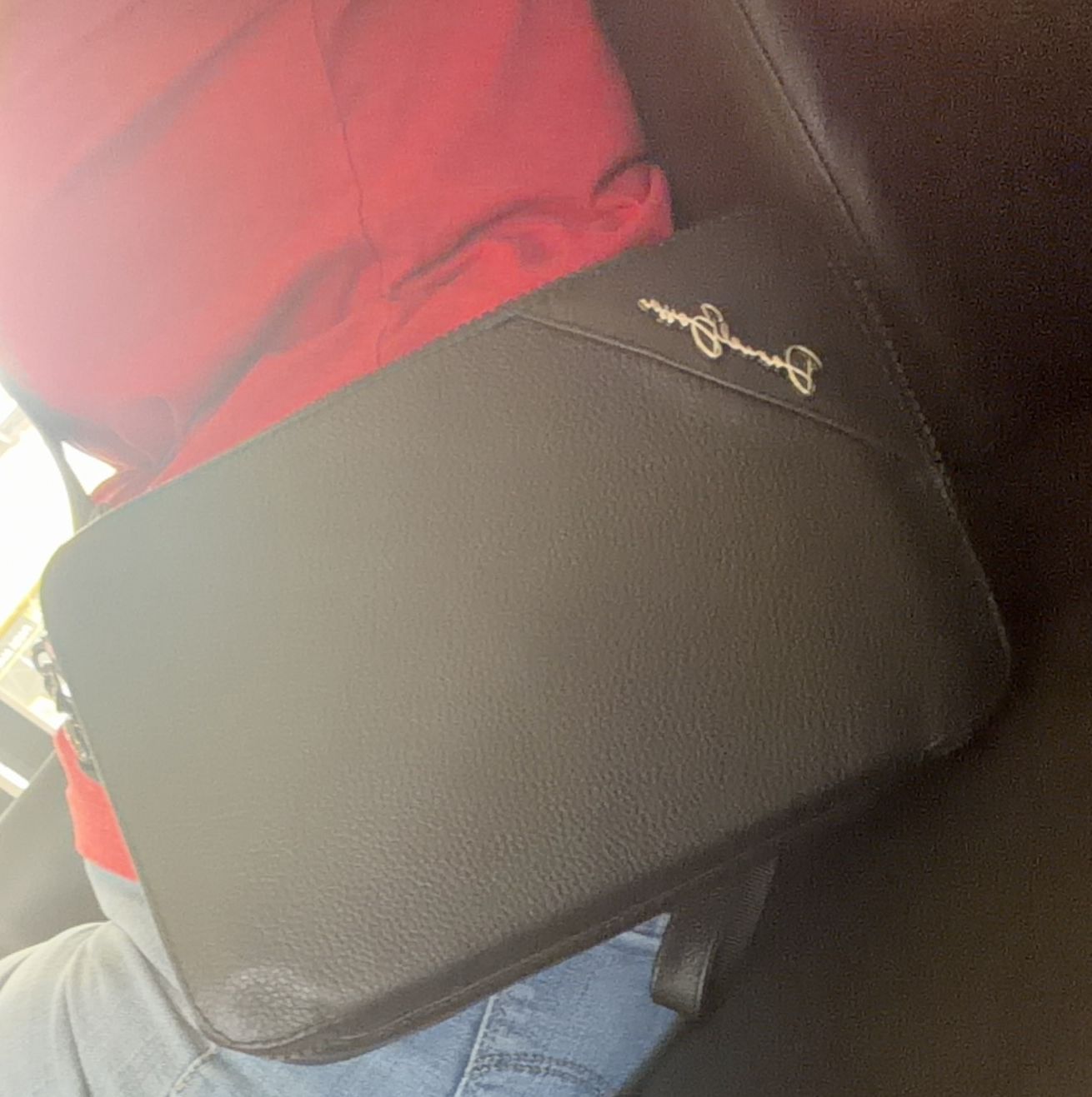 Foto de Julissa con su Cartera Sonora • Negro Flotter