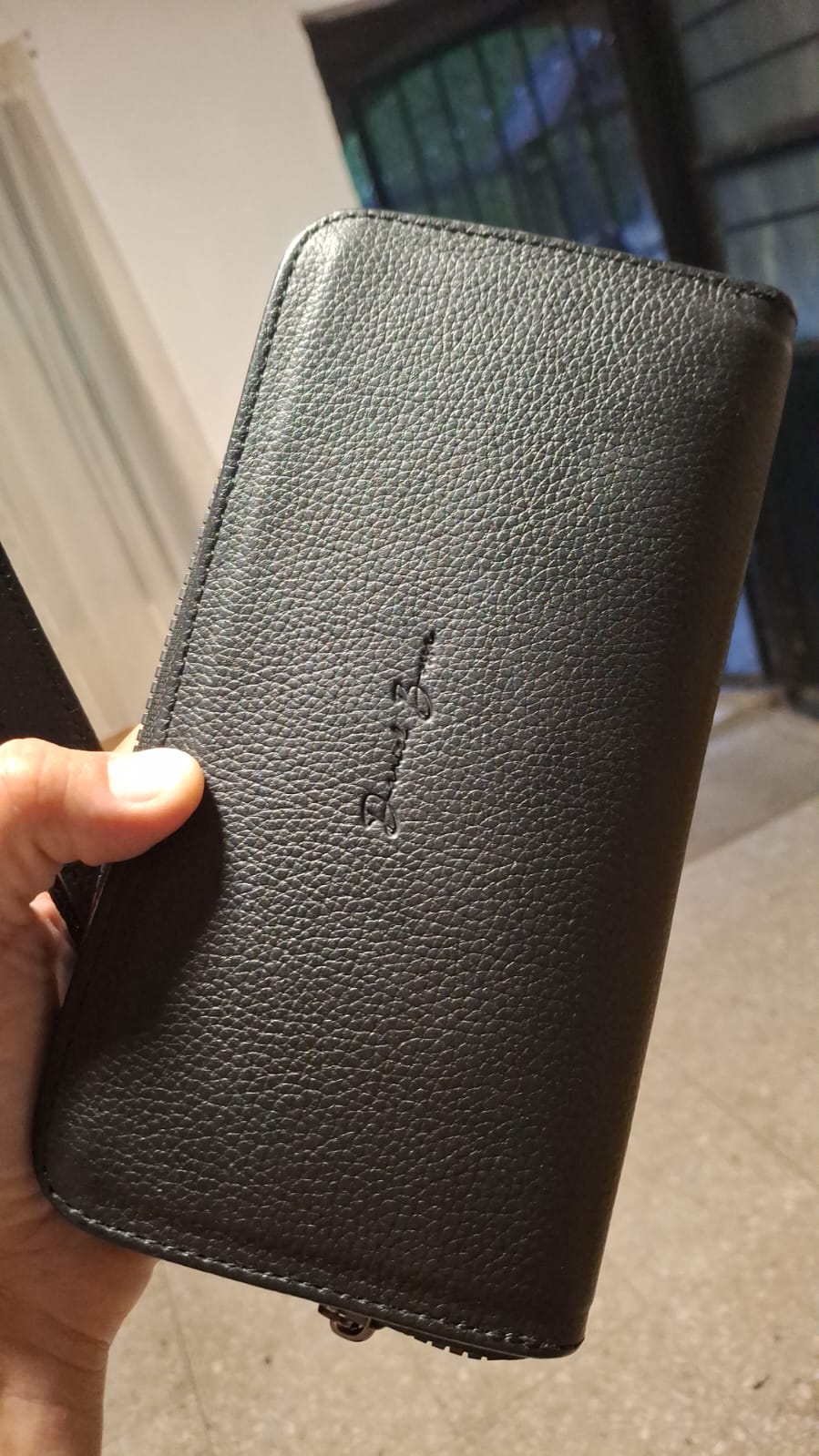 Foto de Sebastián con su Cartera Sonora • Negro Flotter