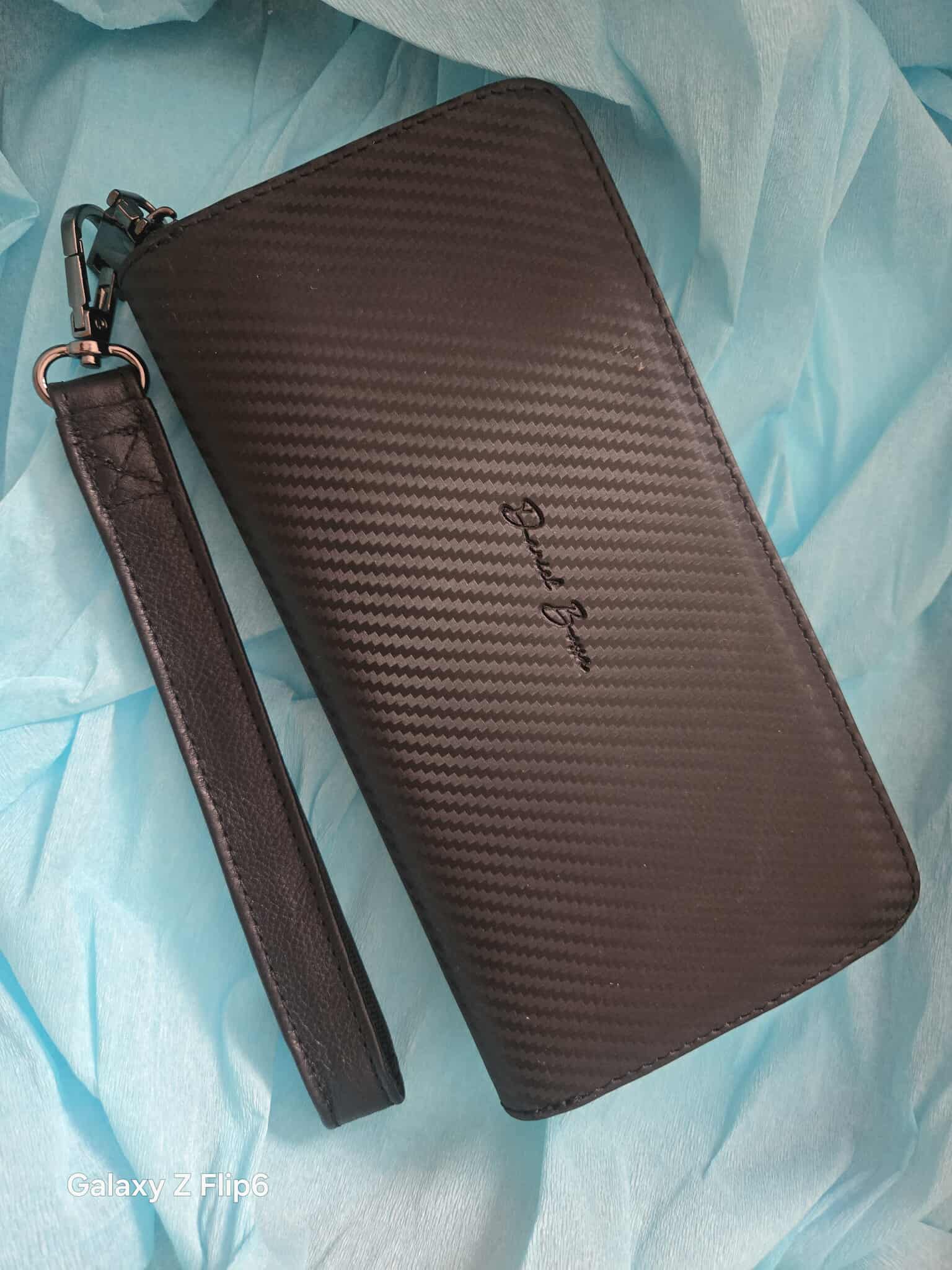 Foto de Isaac con su Cartera Sonora • Fibra Carbono