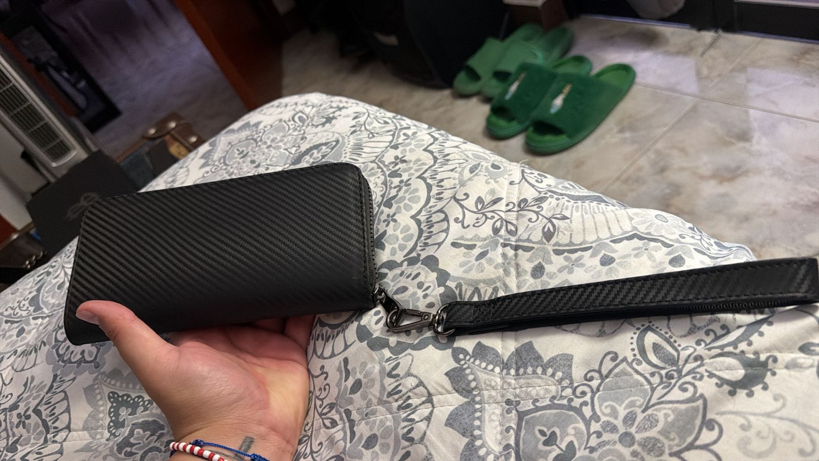 Foto de Omar con su Cartera Sonora • Fibra Carbono