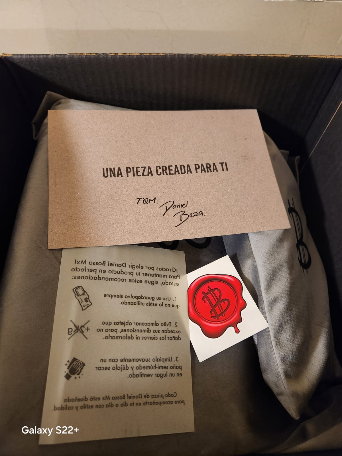 Foto de Gerardo con su Cartera Sonora • Fibra Carbono