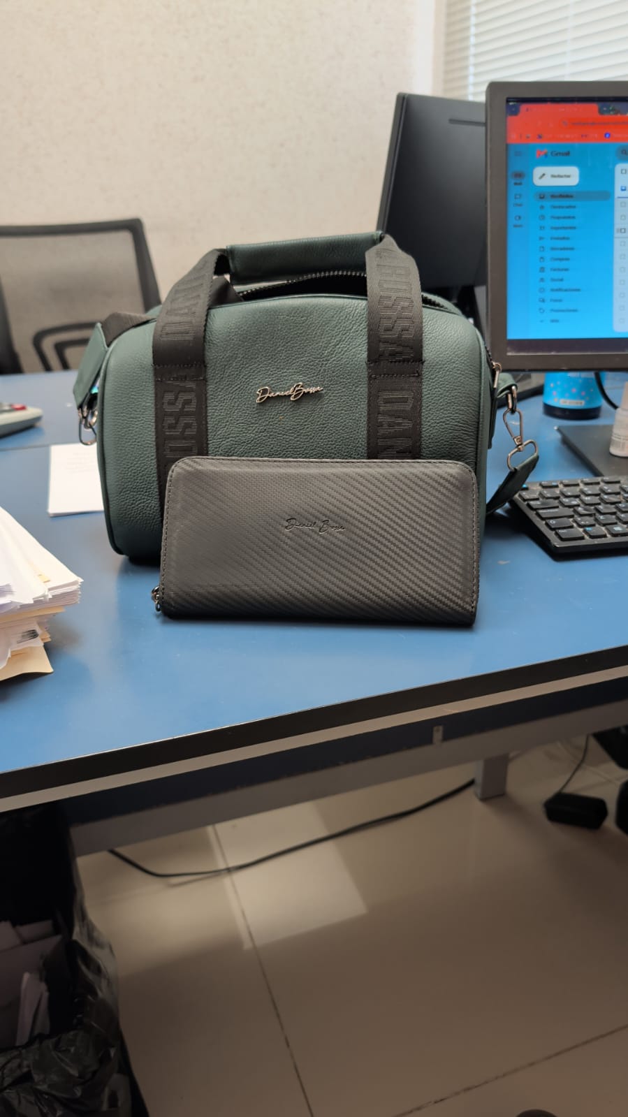 Foto de Guillermo con su Cartera Sonora • Fibra Carbono