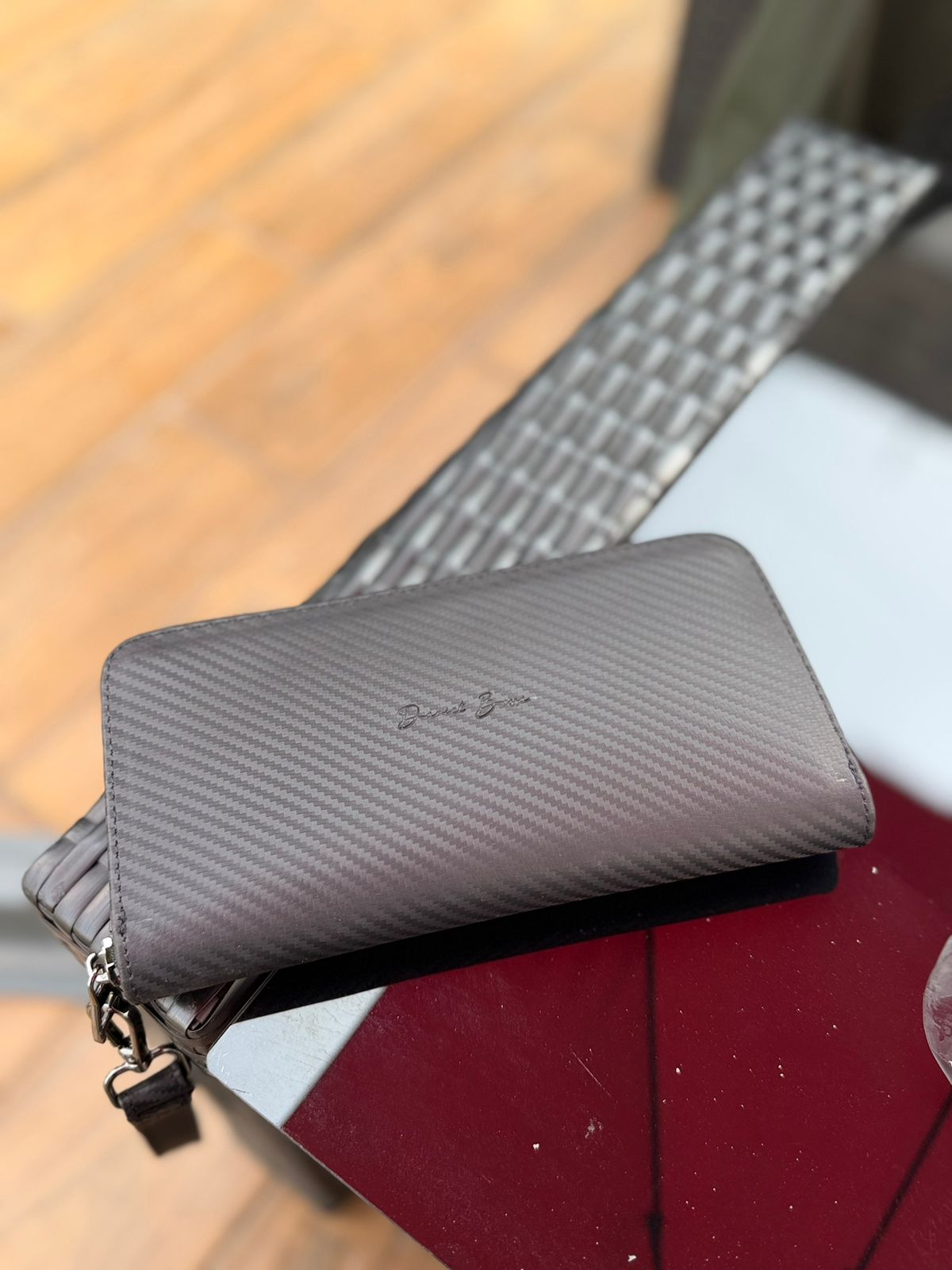 Foto de kobeny con su Cartera Sonora • Fibra Carbono