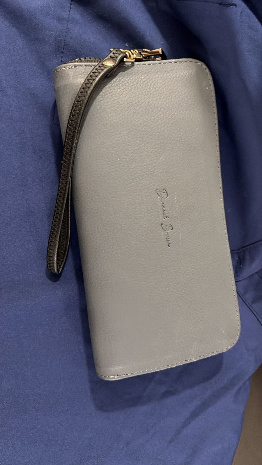 Foto de Ricardo con su Cartera Sonora • Negro Flotter