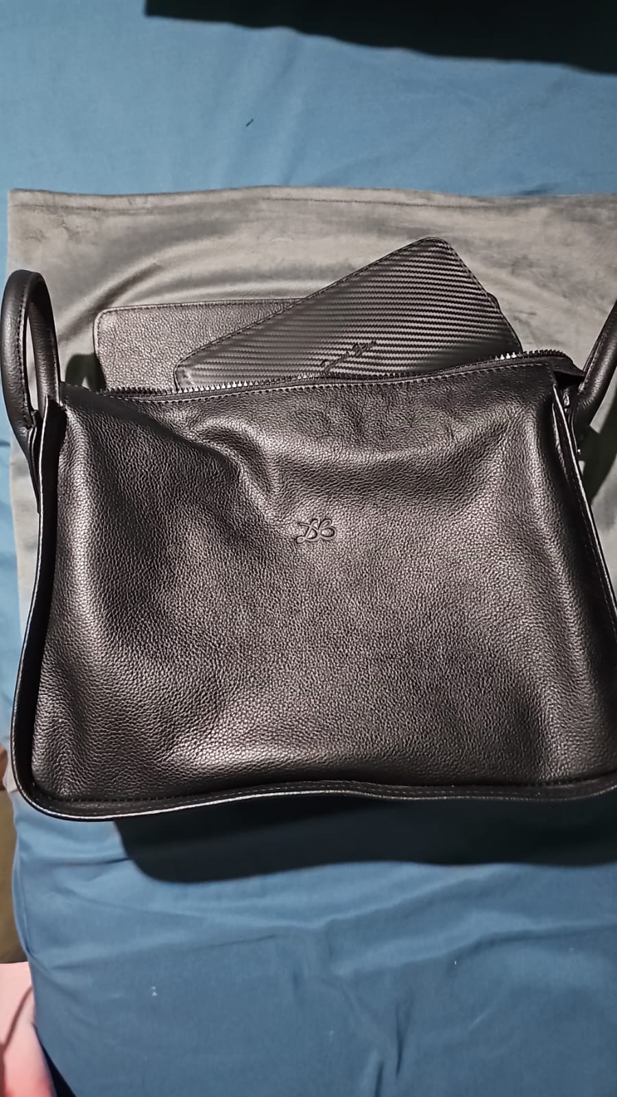 Foto de Edén con su Cartera Sonora • Negro Flotter