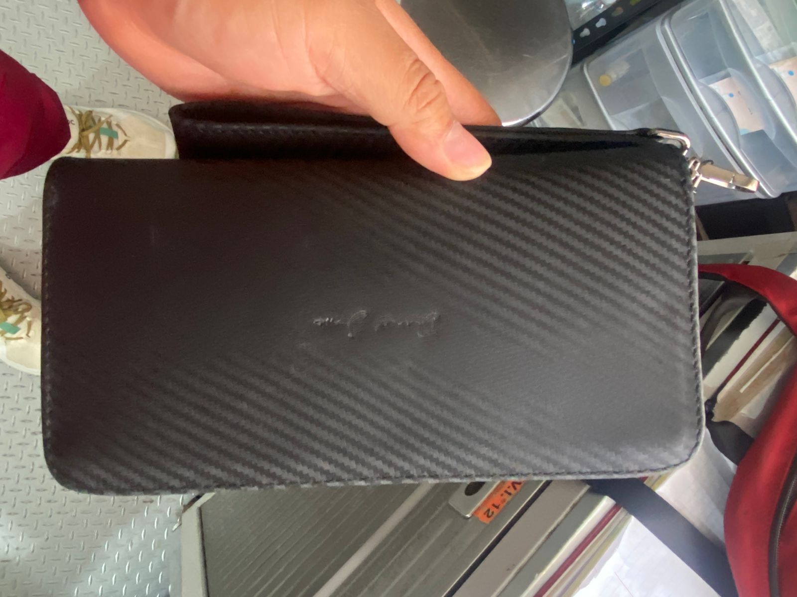 Foto de Ángel con su Cartera Sonora • Fibra Carbono