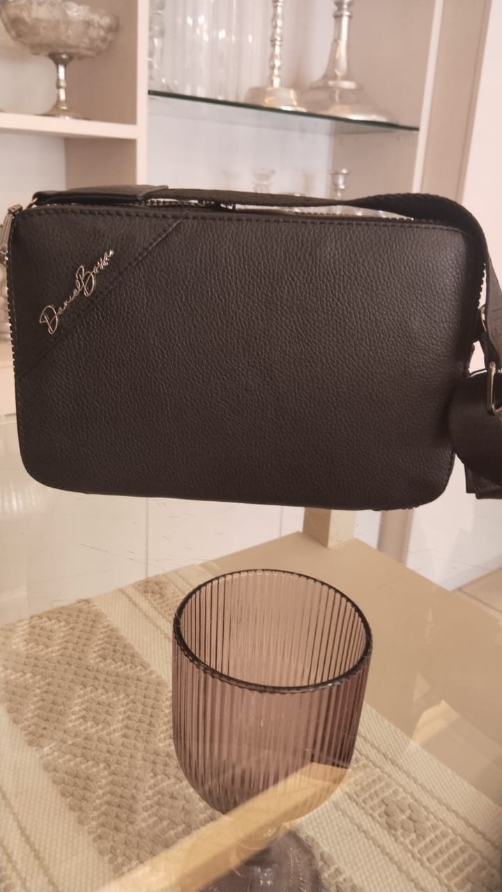 Foto de Hector con su Cartera Sonora • Fibra Carbono