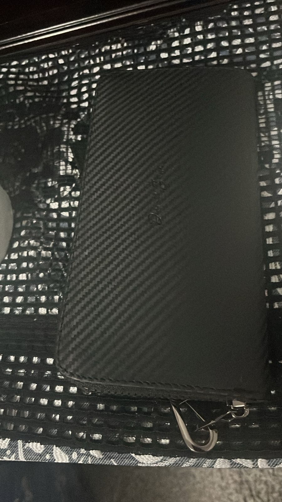 Foto de Francisco con su Cartera Sonora • Fibra Carbono