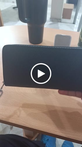 Foto de hector con su Cartera Sonora • Fibra Carbono