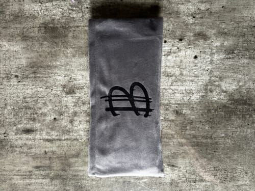 Foto de Jacob con su Cartera Sonora • Fibra Carbono